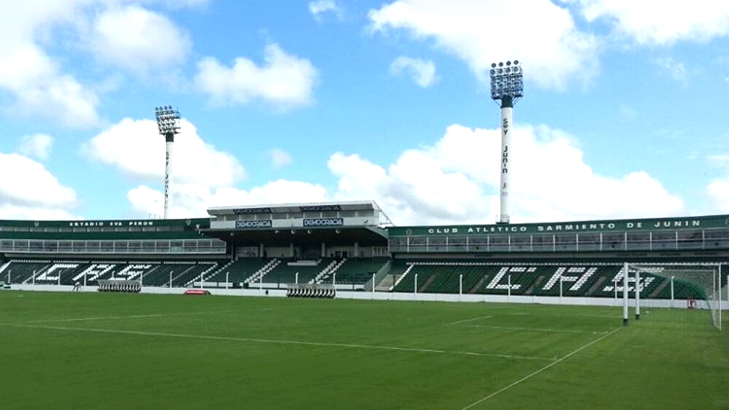 Estadio Eva Perón del Club Atlético Sarmiento. Junín, Argentina. Sector íntegramente de plateas de la calle Necochea. Al centro, platea cubierta; a ambos lados, plateas descubiertas; sobre éstas, los palcos. Sobre los palcos del lado izquierdo, las cabinas de transmisión.