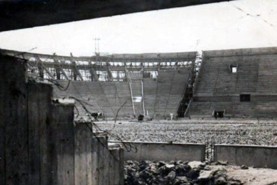 Construcción el Estadio Tomás Adolfo Ducó entre 1940 y 1945.