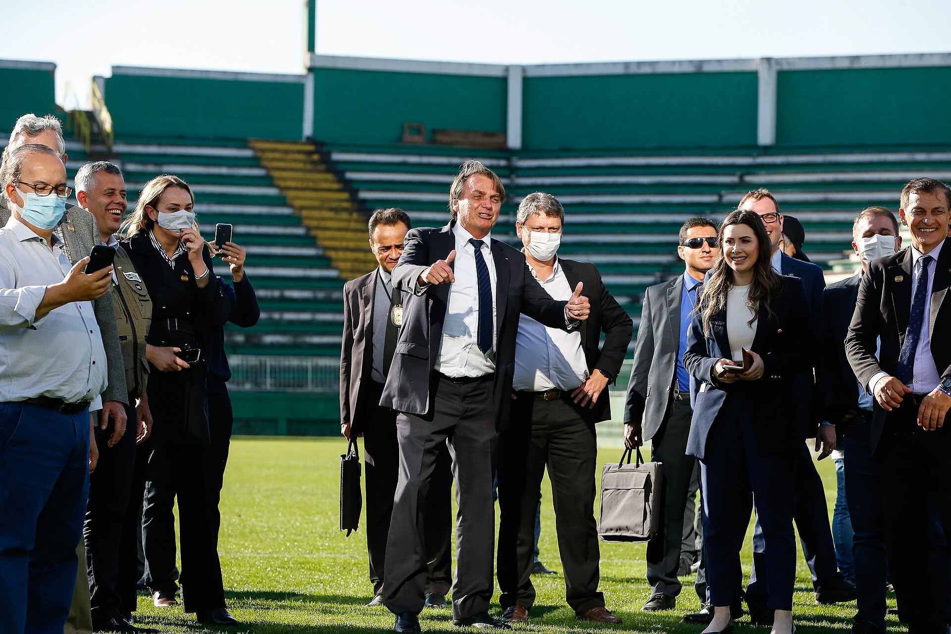 (Chapecó - SC, 25/06/2021) O Presidente da República Jair Bolsonaro, bate um penalti na Arena da Chape. Foto: Alan Santos/PR