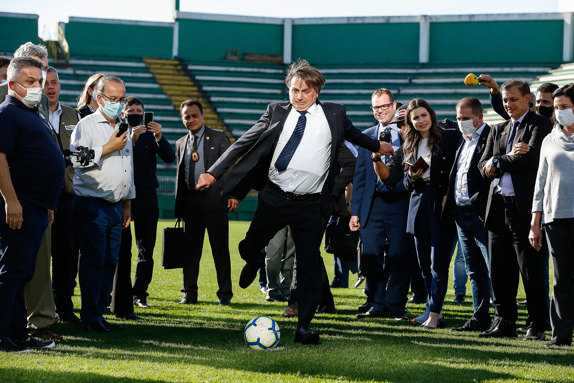 (Chapecó - SC, 25/06/2021) O Presidente da República Jair Bolsonaro, bate um penalti na Arena da Chape. Foto: Alan Santos/PR