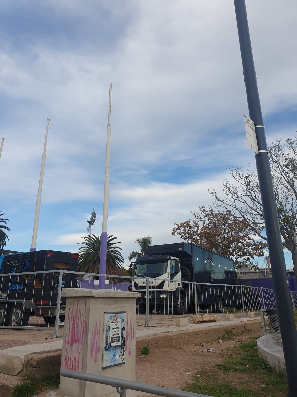 Camión de radiodifusión en los exteriores del Estadio Franzini