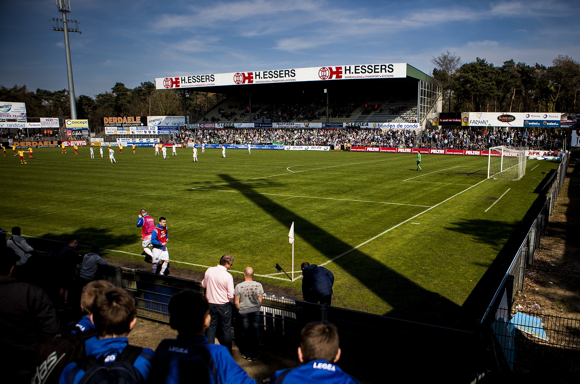 Het Stedelijk Sportstadion in Lommel tijdens een wedstrijd in 2015.