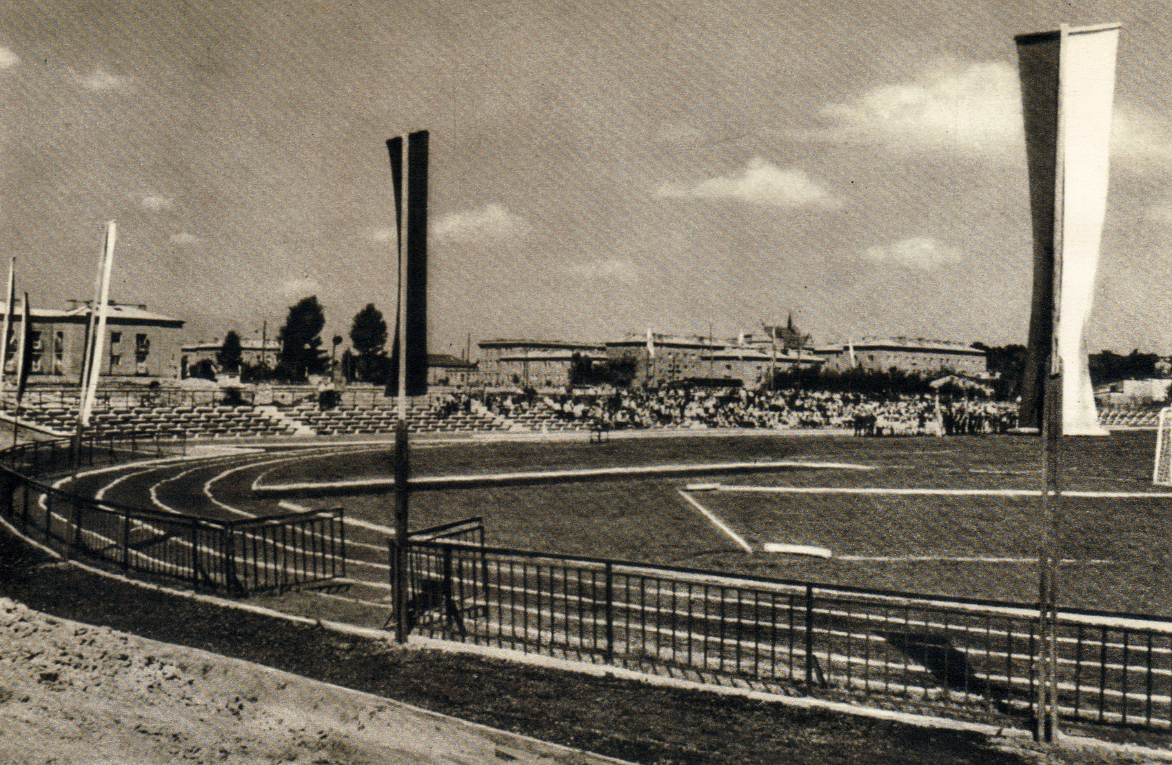 Stadion Rakowa Częstochowa, 1958 r. Dokonano retuszu zdjęcia w edytorze Pixlr.com