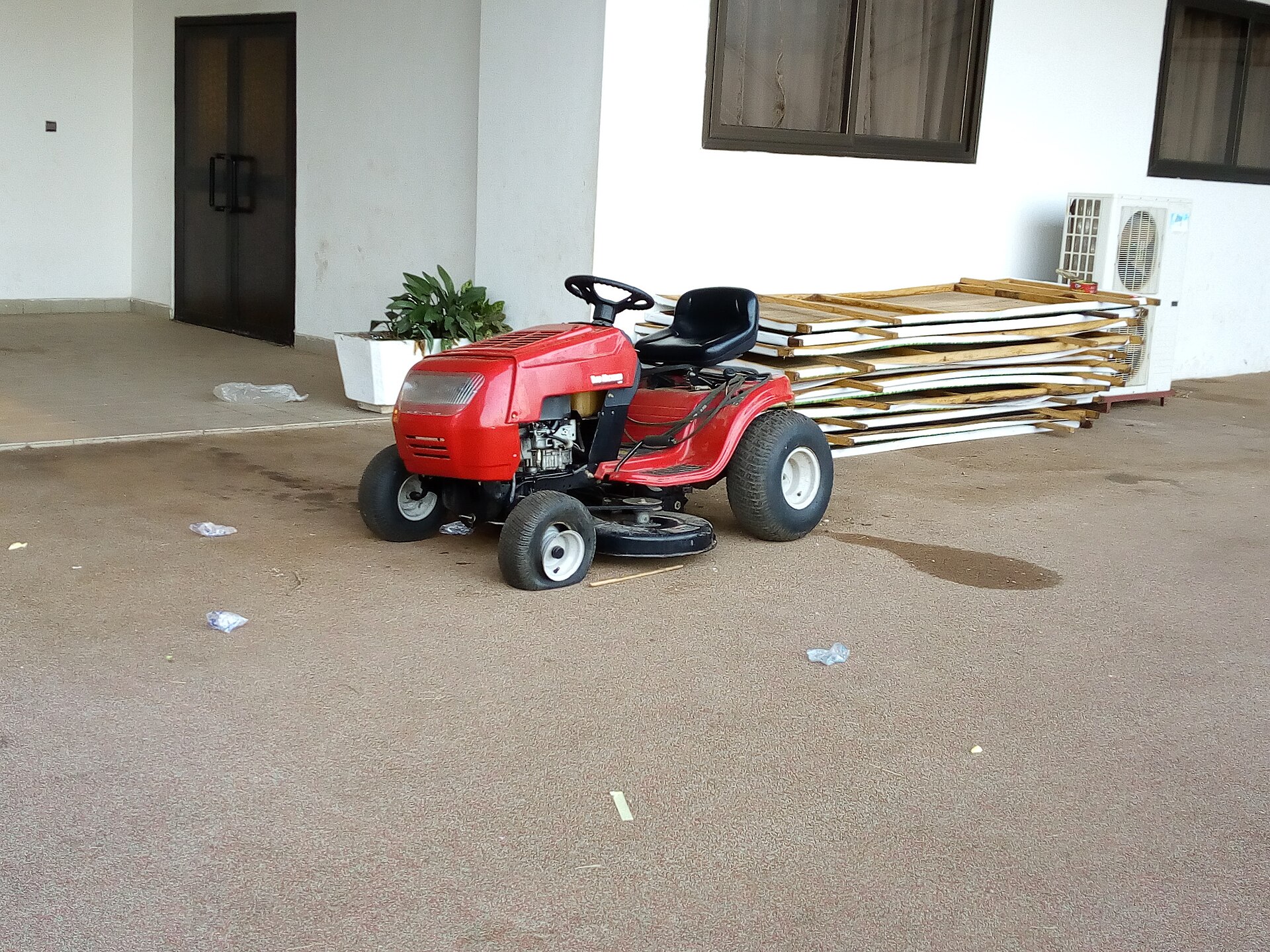 Petit véhicule pour tailler du gazon sur terrain de football au stade rene pleven au Bénin