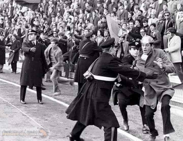 Ascoli Piceno, Stadio Cino e Lillo Del Duca, 1º marzo 1970 incontro di calcio valevole per la 24ª giornata di ritorno per il campionato italiano di Serie C 1969-1970, girone B. L’invasione di campo dei tifosi della Sambenedettese in contestazione per un rigore decretato da Vito Porcelli di Lodi, dur