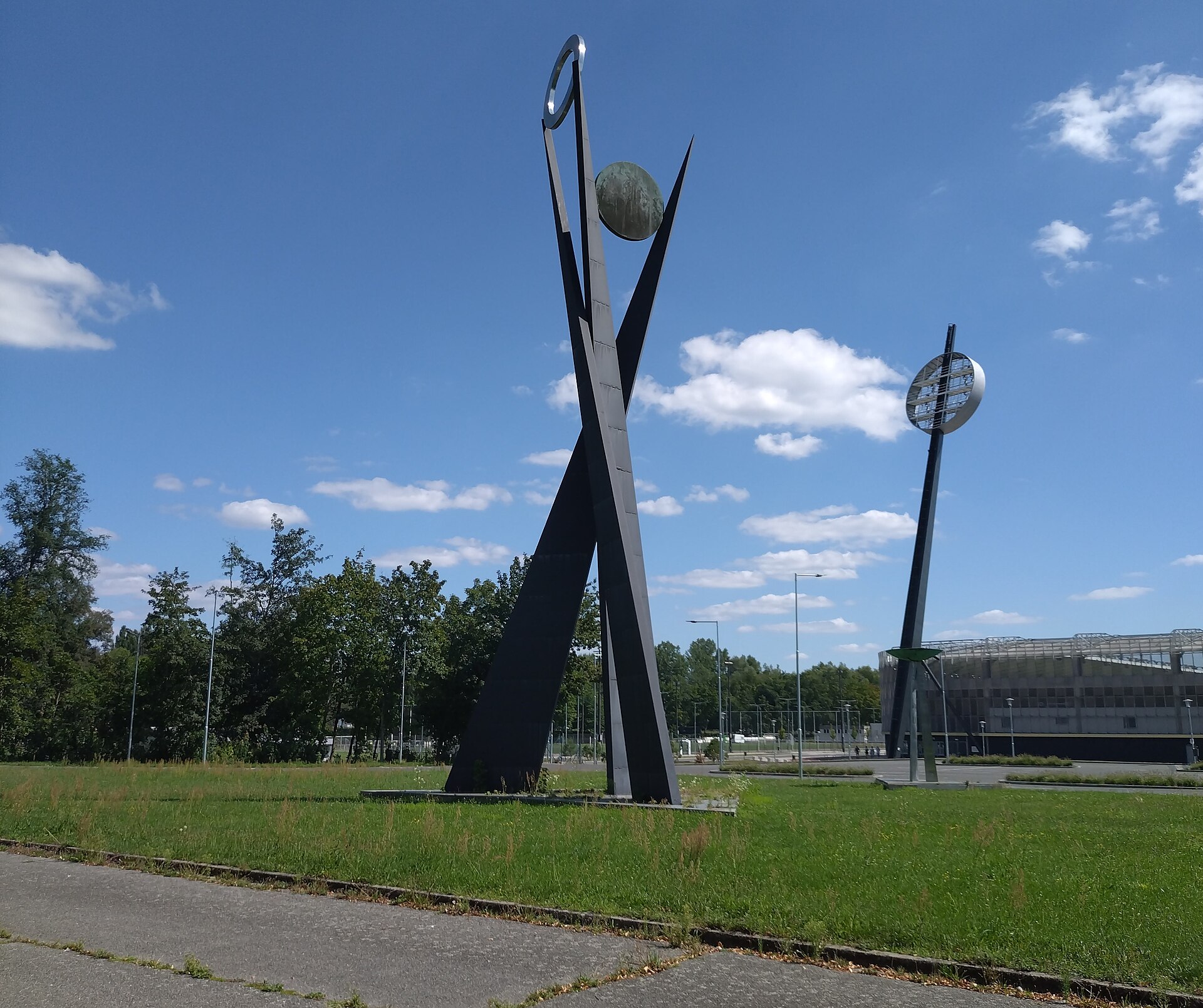 Dívka s kruhy abstract statue in Hradec Králové