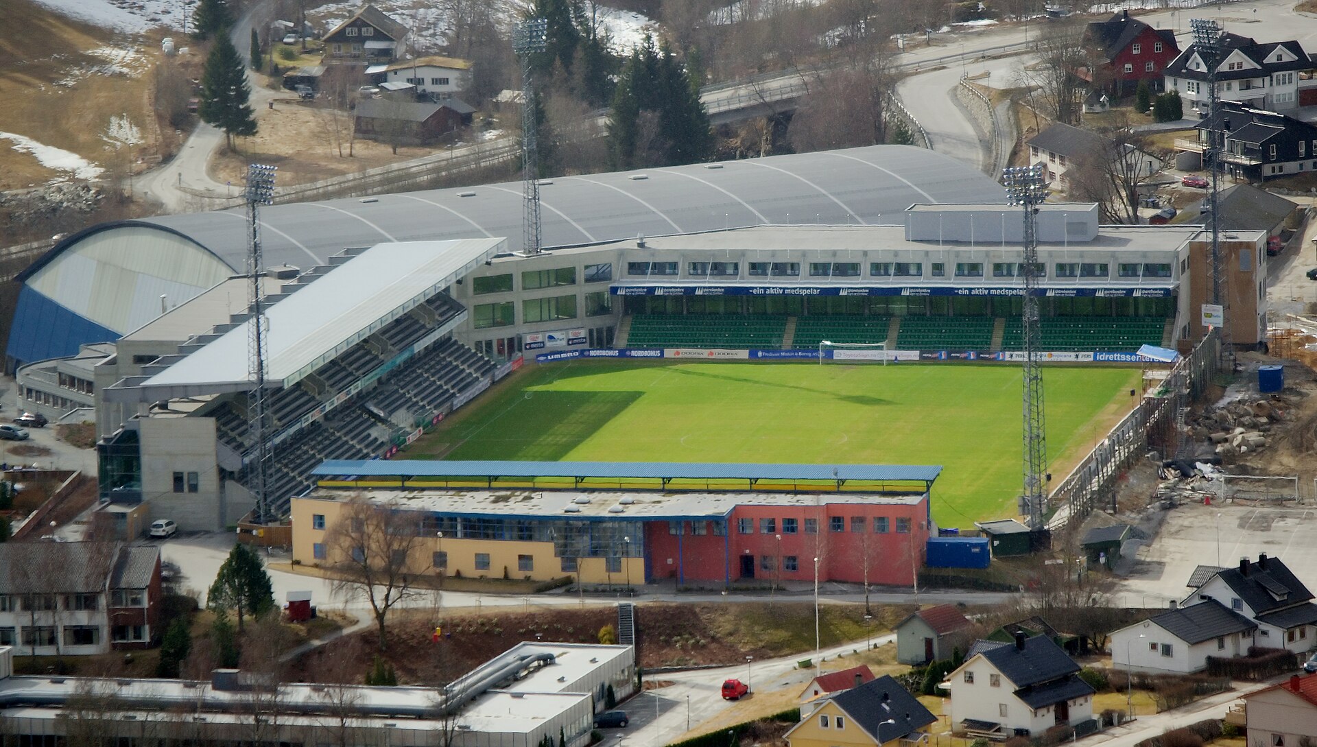 Fosshaugane Campus sett frå Åberge.