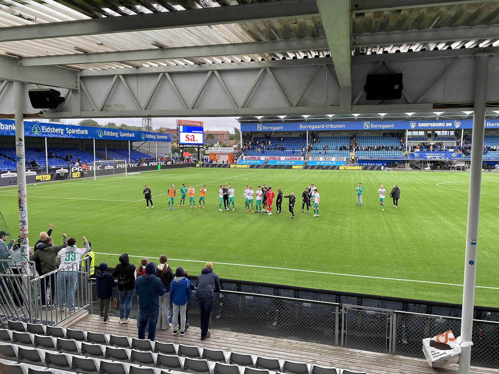 Ham-Kam som takker Briskebybaden på Sarpsborg stadion. Eliteserien runde 14.