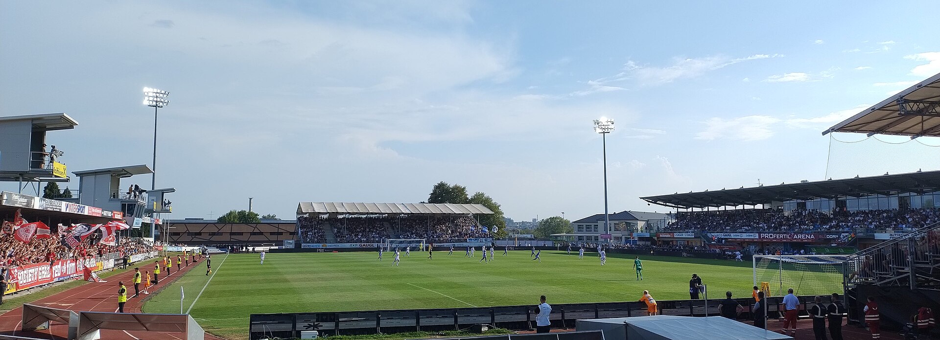 Profertil Arena Hartberg mit Zusatztribünen und Gästetribüne