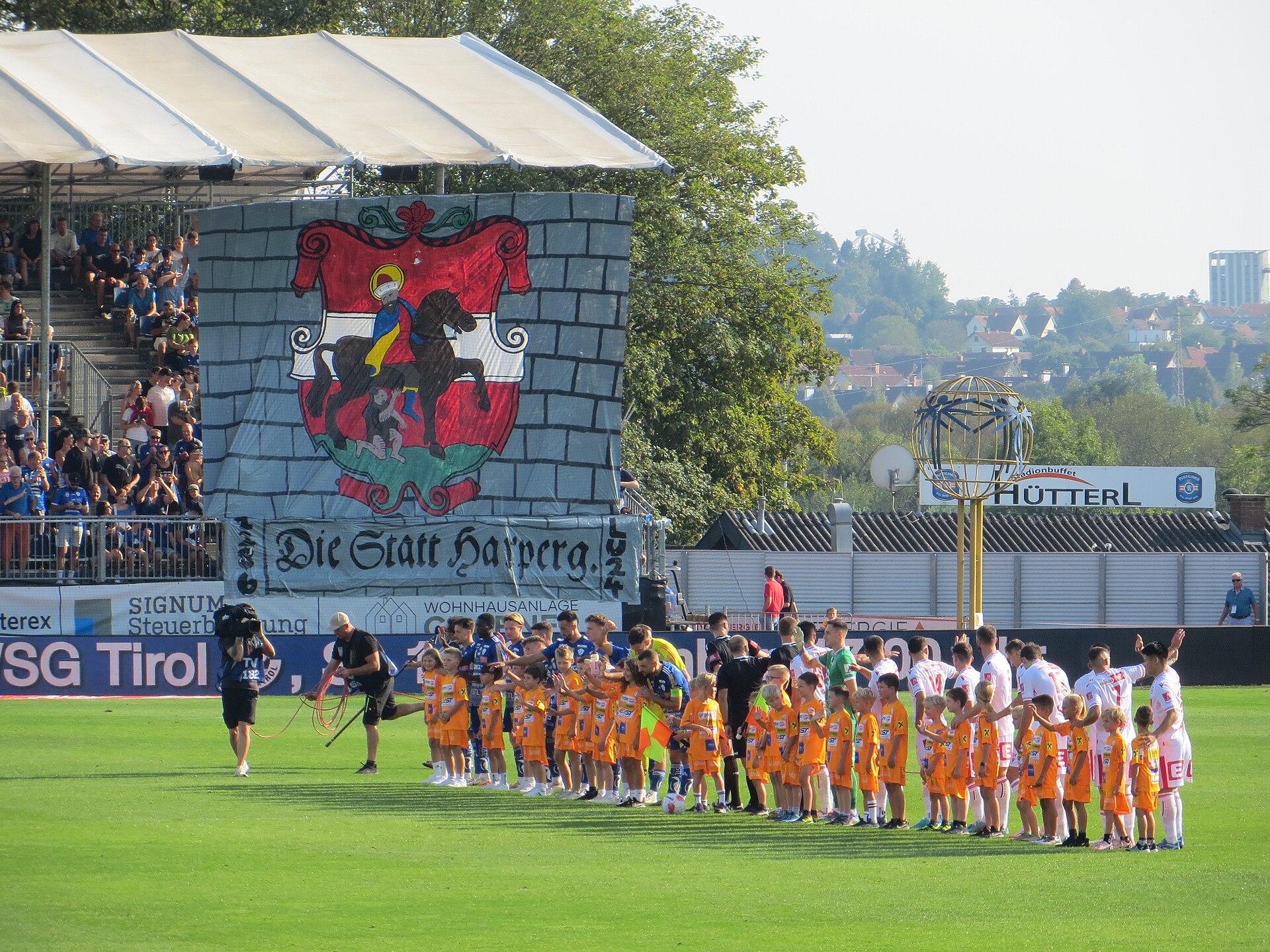 Banner auf der Südtribüne auf dem Sektor der Hartberg-Fans