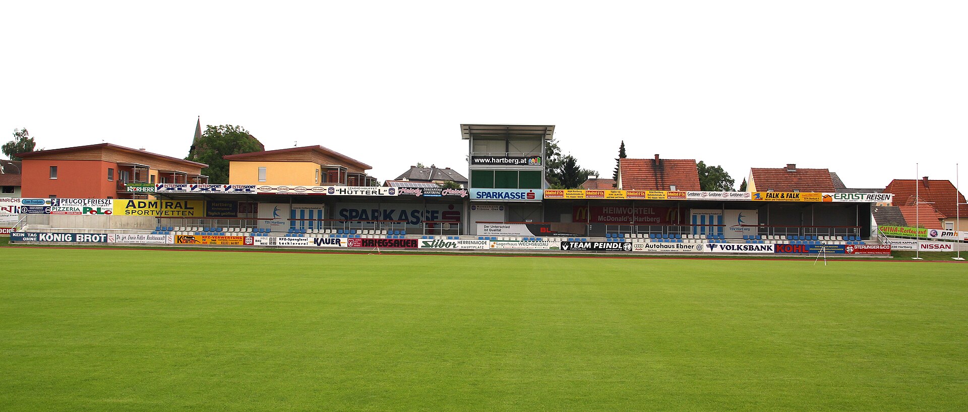 de:Stadion Hartberg , Gegentribüne mit de:TV -Turm – Heimstätte des de:TSV Hartberg ( de:österreichische de:Erste Liga )