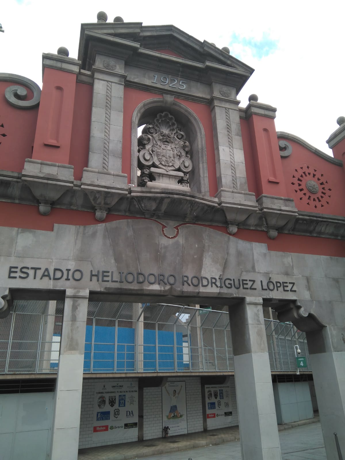 Vieja entrada del Estadio Heliodoro Rodríguez López