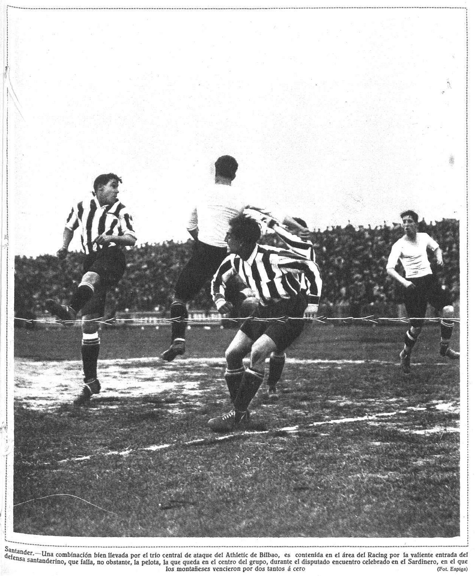 Santander.—Una combinación bien llevada por el trío central de ataque del Athletic de Bilbao, es contenida en el área del Racing por la valiente entrada del defensa santanderino, que falla, no obstante, la pelota, la que queda en el centro del grupo, durante el disputado encuentro celebrado en el Sa