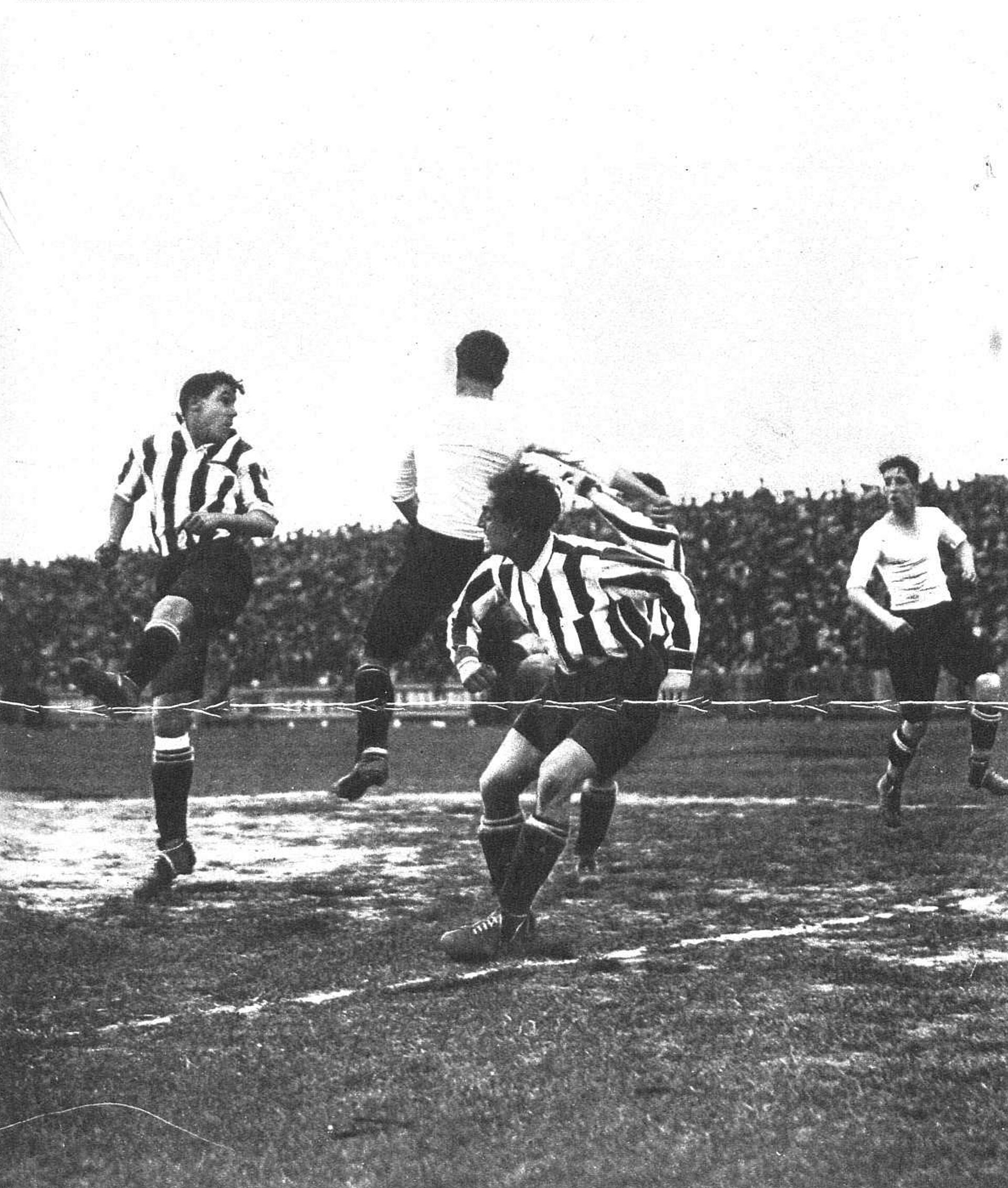 Santander.—Una combinación bien llevada por el trío central de ataque del Athletic de Bilbao, es contenida en el área del Racing por la valiente entrada del defensa santanderino, que falla, no obstante, la pelota, la que queda en el centro del grupo, durante el disputado encuentro celebrado en el Sa
