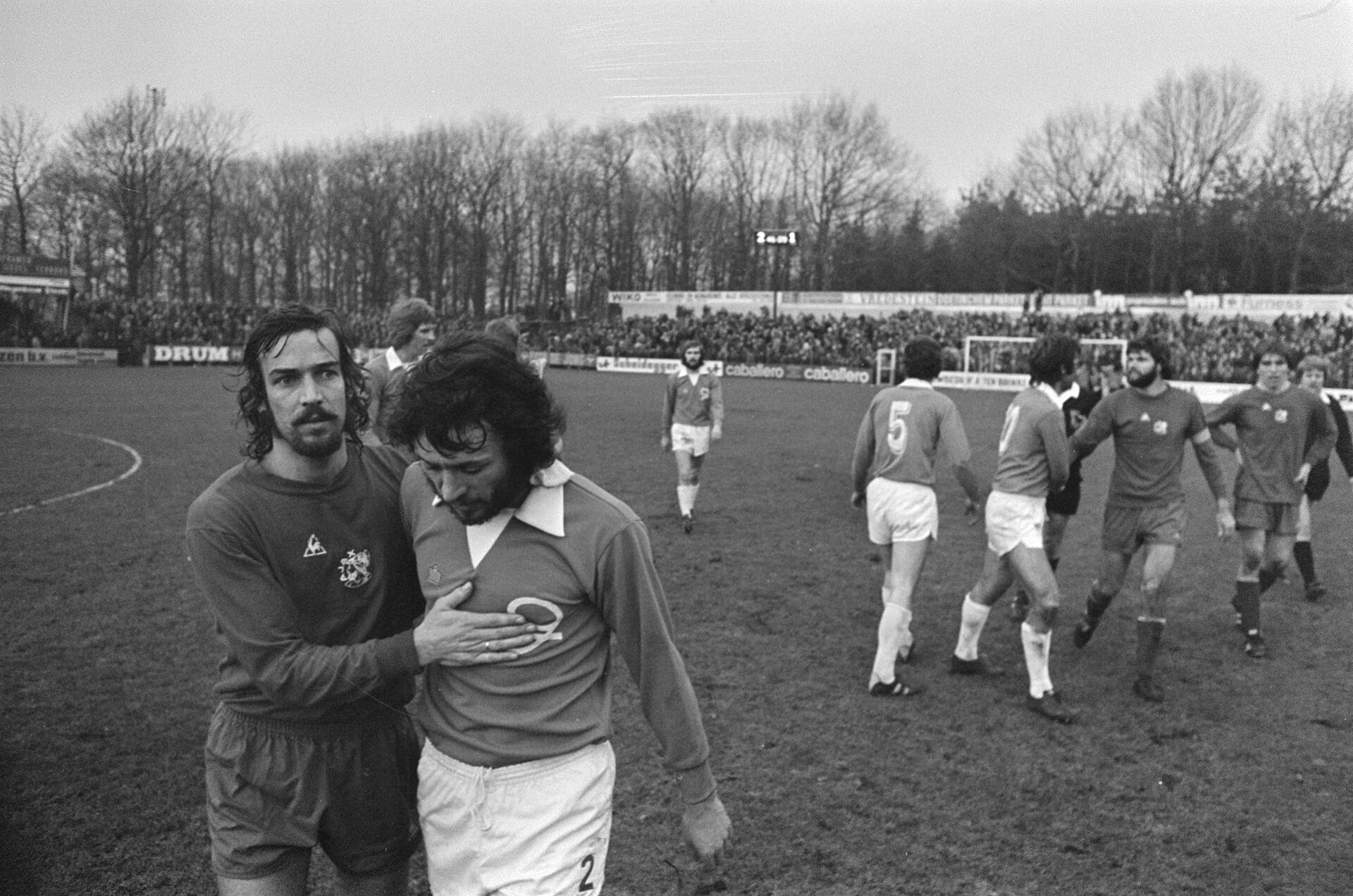Collectie / Archief : Fotocollectie Anefo Reportage / Serie : [ onbekend ] Beschrijving : De Graafschap tegen Ajax 2-1; Notten (links) feliciteert Van Londen Datum : 15 februari 1976 Locatie : Doetinchem Trefwoorden : voetbal Persoonsnaam : Londen, Theo van, Notten, René Instellingsnaam : Graafschap