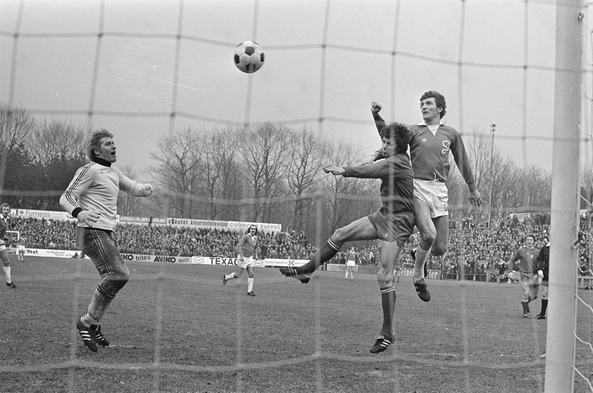 Collectie / Archief : Fotocollectie Anefo Reportage / Serie : [ onbekend ] Beschrijving : De Graafschap tegen Ajax 2-1; Steinvoort scoort over Suurbier (afgekeurd) Annotatie : Links Ajax-keeper Piet Schrijvers Datum : 15 februari 1976 Locatie : Doetinchem Trefwoorden : voetbal Persoonsnaam : Schrijv