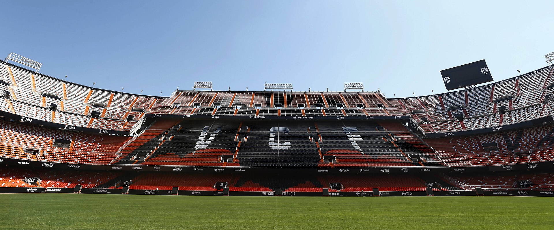 Un Murciélago de 90 metros y el color naranja, se convierte en protagonista del estadio desde 2013.