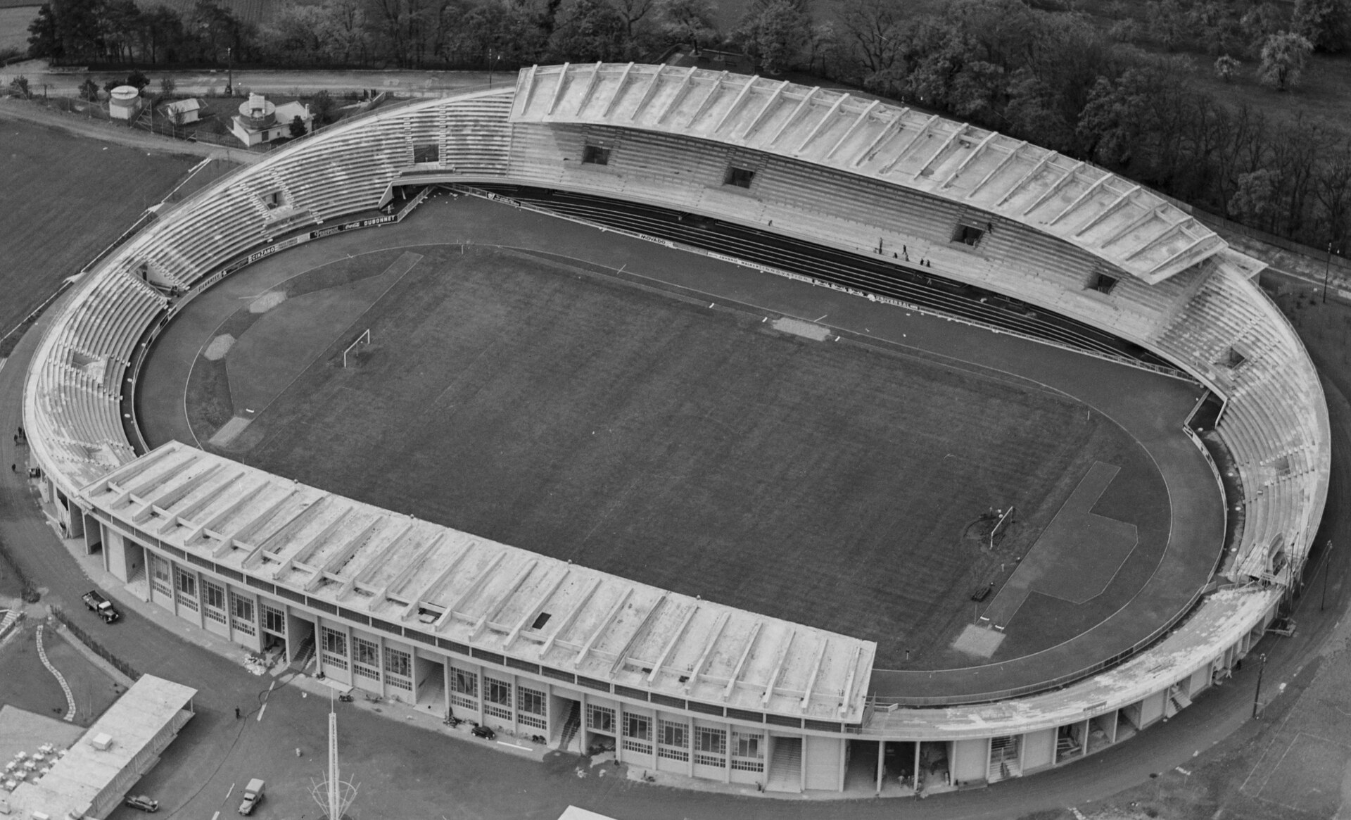 Cropped image of thisː File:ETH-BIB-Lausanne,_La,_Pontaise,_Stade,_olympique-LBS_H1-016165.tif