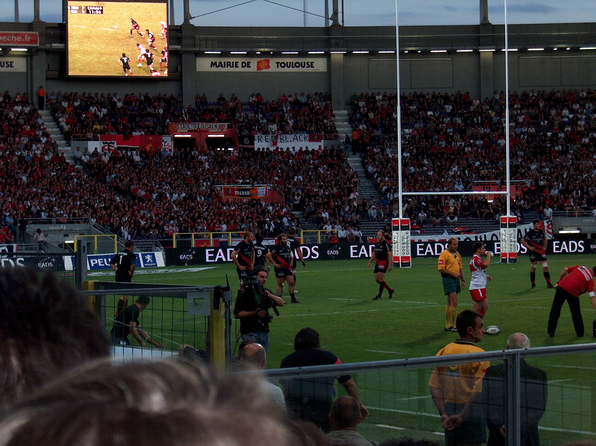 Pictures from the rugby game Stade toulousain vs Biarritz olympique which took place in Stadium de Toulouse, Toulouse, 07/09/2008. 7-0 pour Toulouse( vu sur l'écran géant du match retransmis à la télé ( Canal + ) pénalité à suivre pour Valentin Courrent . Romain Millo-Chluski , Salvatore Perugini , 
