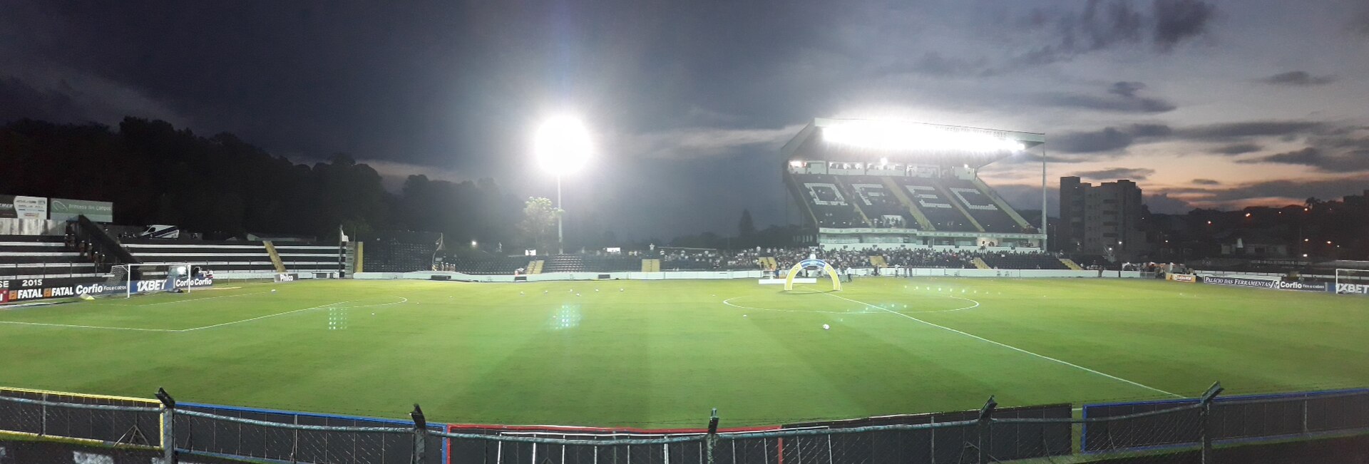 Foto do estádio Germano Krüger, que foi fotografada a alguns minutos antes da partida do Operário-PR x América-MG. Foi utilizado a câmera traseira Galaxy J7 Prime.