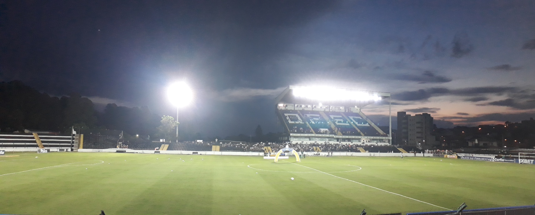 Foto do estádio Germano Krüger, que foi fotografada a alguns minutos antes da partida do Operário-PR x América-MG. Foi utilizado a câmera traseira Galaxy J7 Prime.