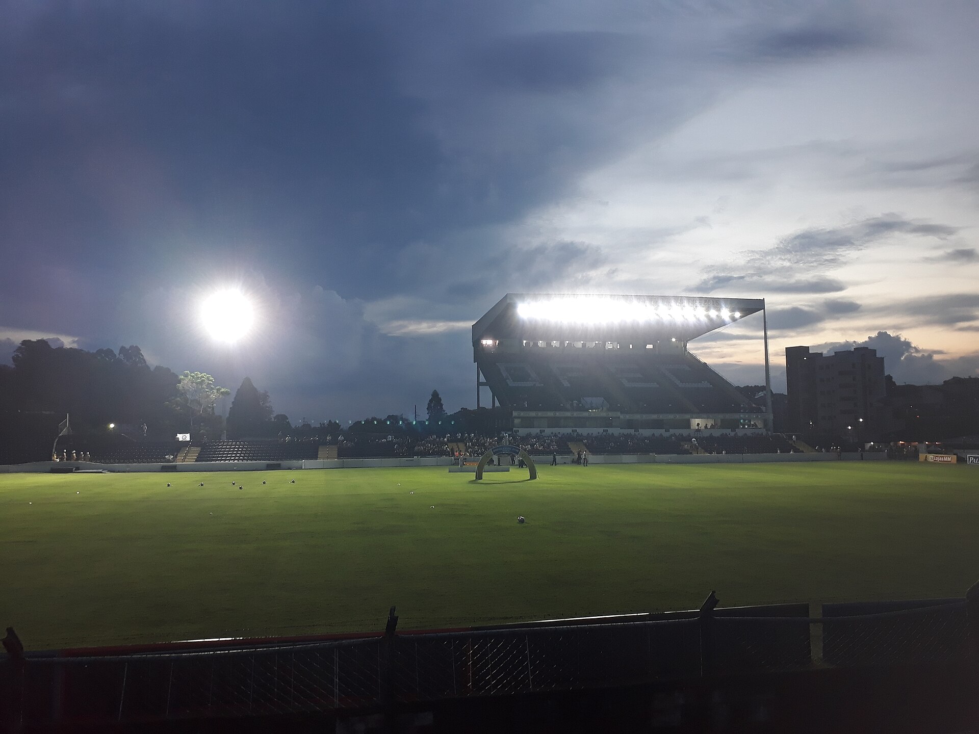 Foto do estádio Germano Krüger, que foi fotografada a alguns minutos antes da partida do Operário-PR x América-MG. Foi utilizado a câmera traseira Galaxy J7 Prime.