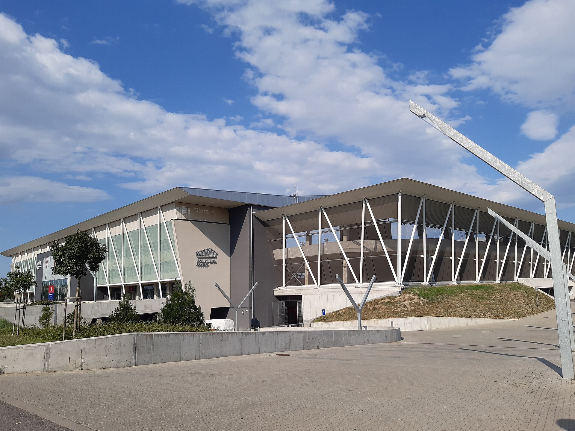 Stadion von Fehérvár FC, straßenseitige Ansicht der West- (Haupt-) und Südtribüne, in Székesfehérvár, Komitat Fejer, Ungarn