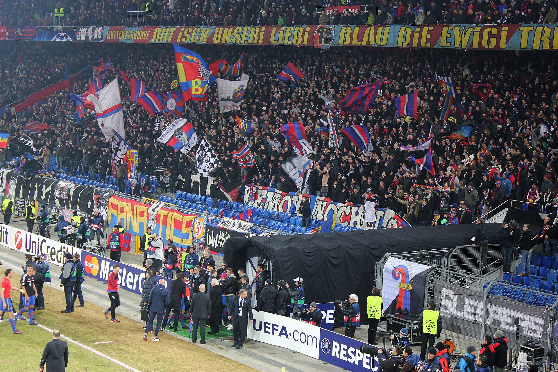 Basel, St.-Jakob-Park - Muttenzer Kurve. UEFA Champions League 2011-2012, Achtelfinale Hinspiel (round of 16, first leg), FC Basel - FC Bayern München 1:0.