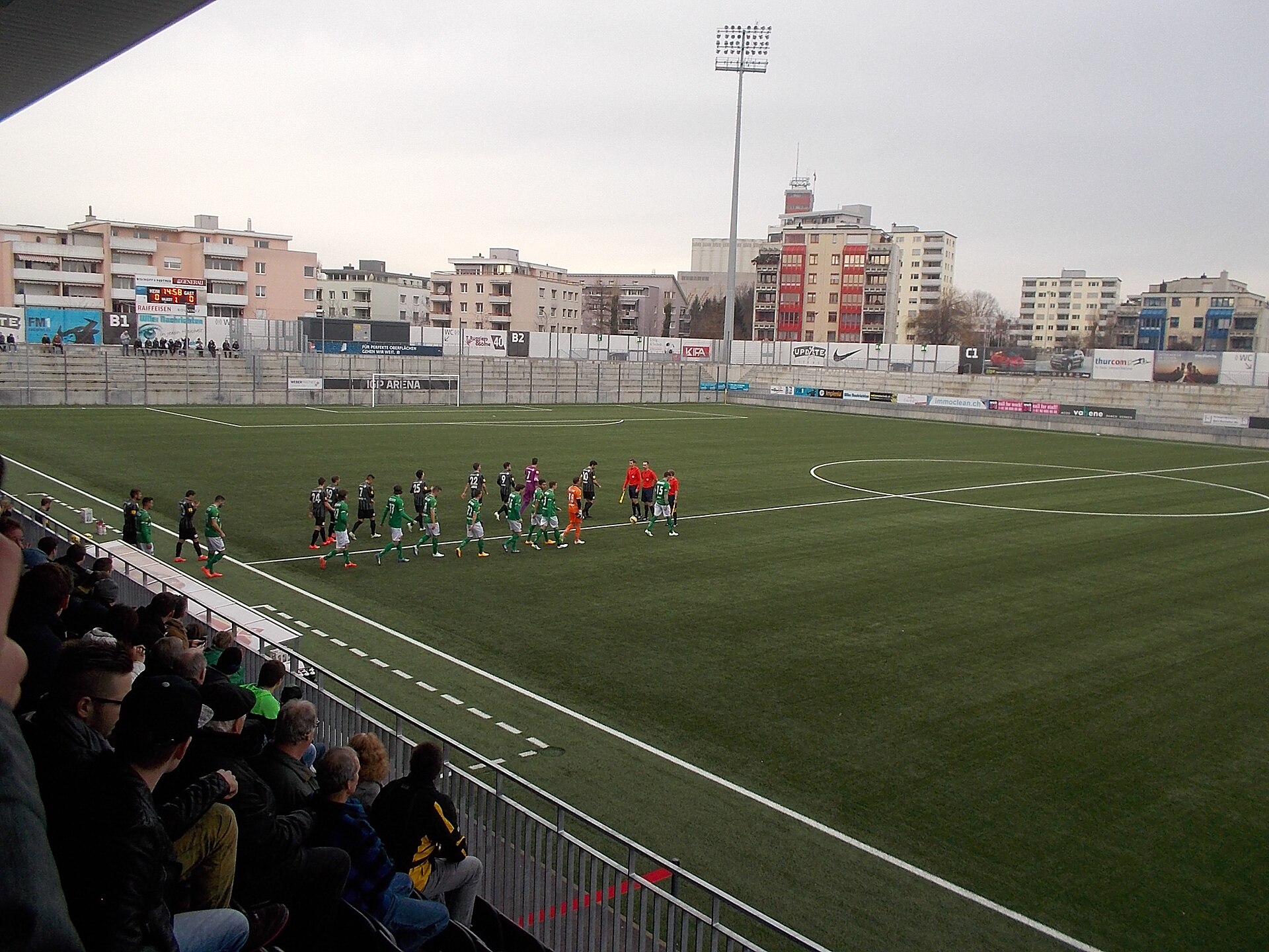 Die einlaufenden Mannschaften des FC Wil und des FC St. Gallen beim Testspiel am 16. Januar 2015 im Stadion Bergholz