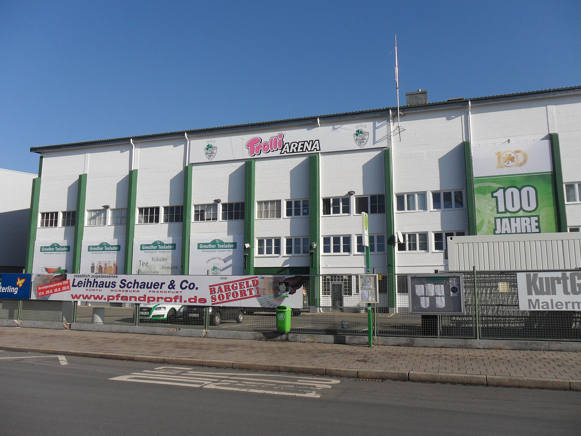 Der Sportpark Ronhof in Fürth hieß zur Zeit der Aufnahmen Trolli Arena und trägt seit dem 1. Juli 2014 den Namen Stadion am Laubenweg .