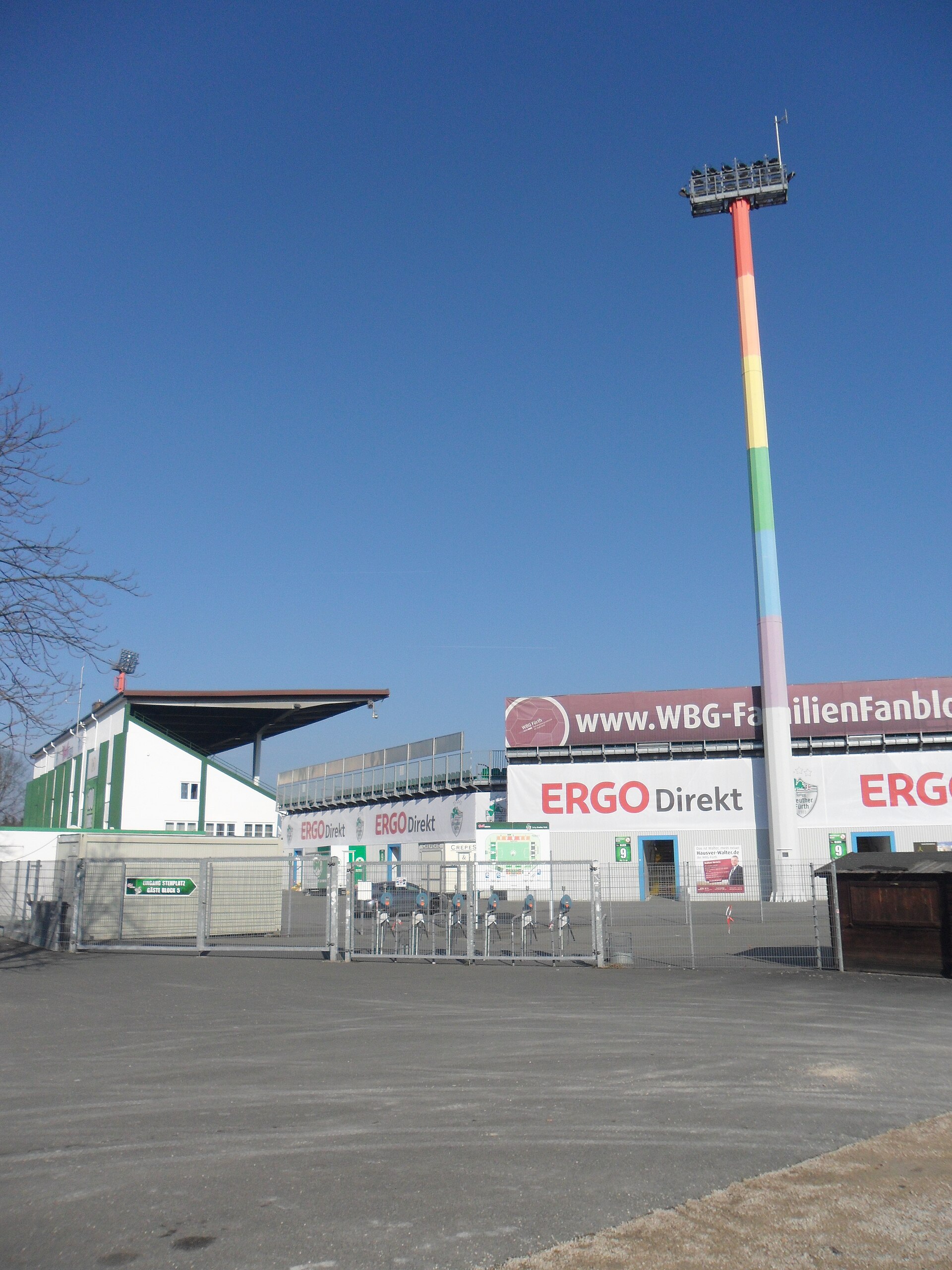 Der Sportpark Ronhof in Fürth hieß zur Zeit der Aufnahmen Trolli Arena und trägt seit dem 1. Juli 2014 den Namen Stadion am Laubenweg .