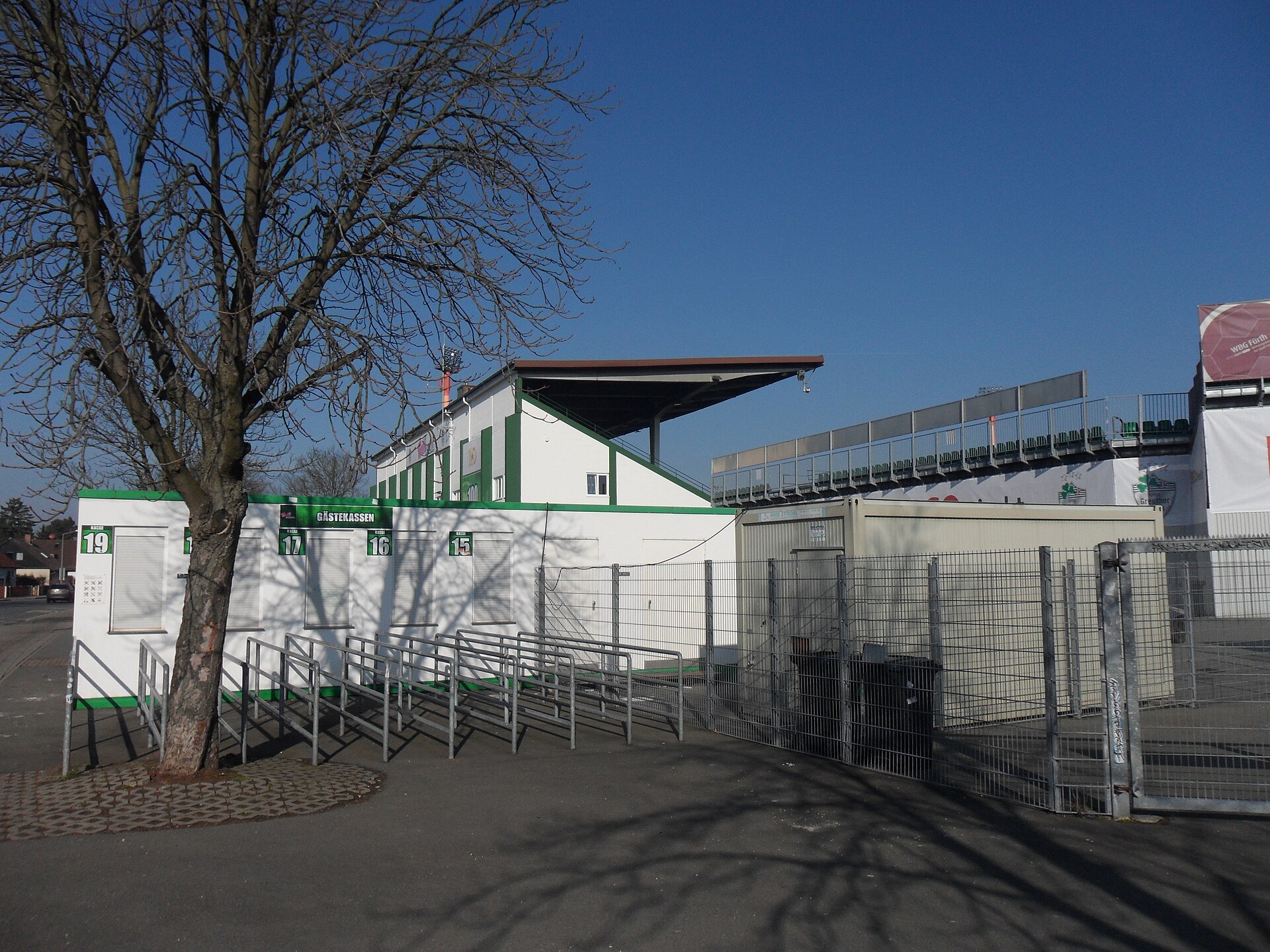 Der Sportpark Ronhof in Fürth hieß zur Zeit der Aufnahmen Trolli Arena und trägt seit dem 1. Juli 2014 den Namen Stadion am Laubenweg .