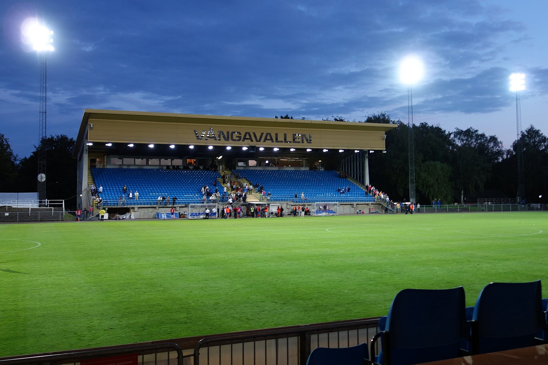 Vångavallens huvudläktare i strålkastarsken efter Trelleborgs förlust mot Öster i Superettan 2012.