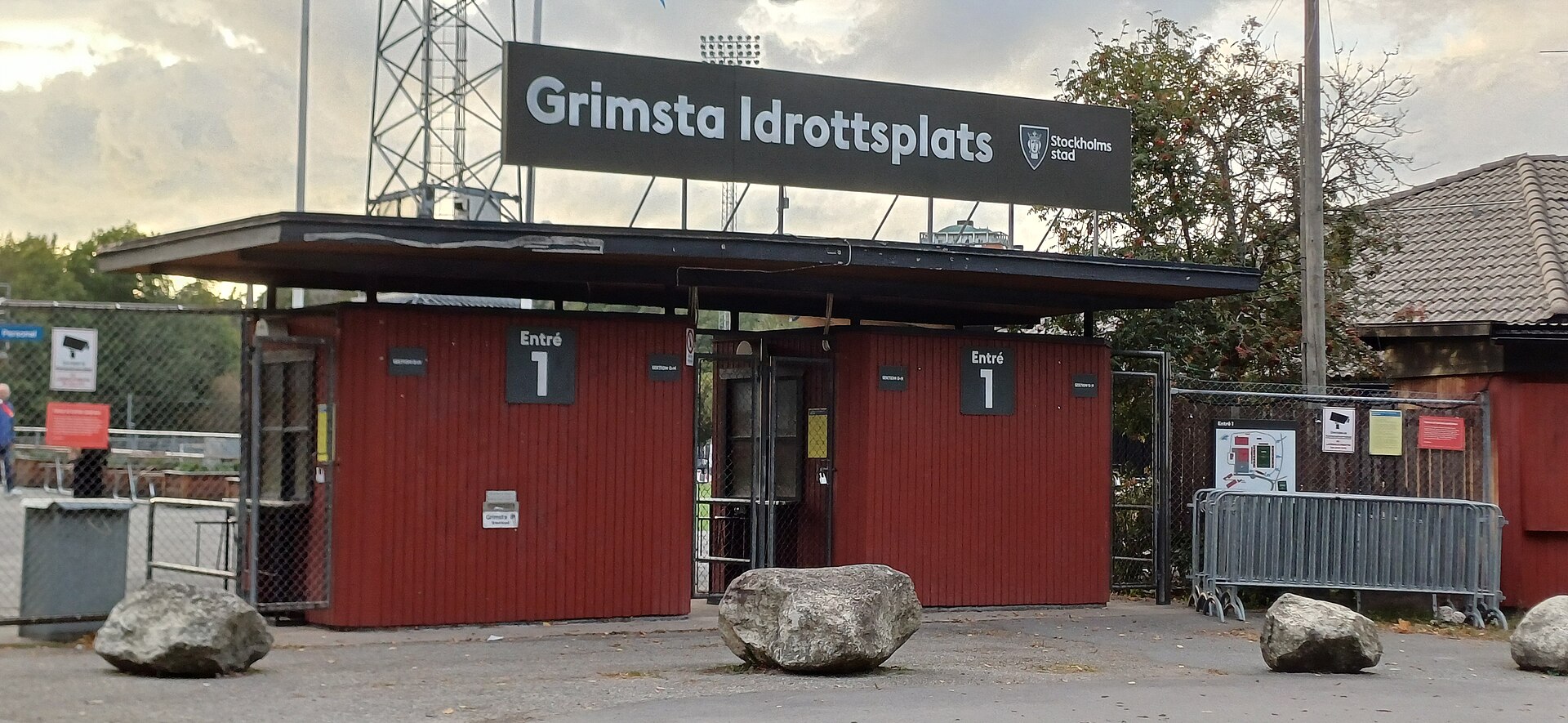 Entrén till Grimsta IP:s A-plan i Grimsta i västra Stockholm
