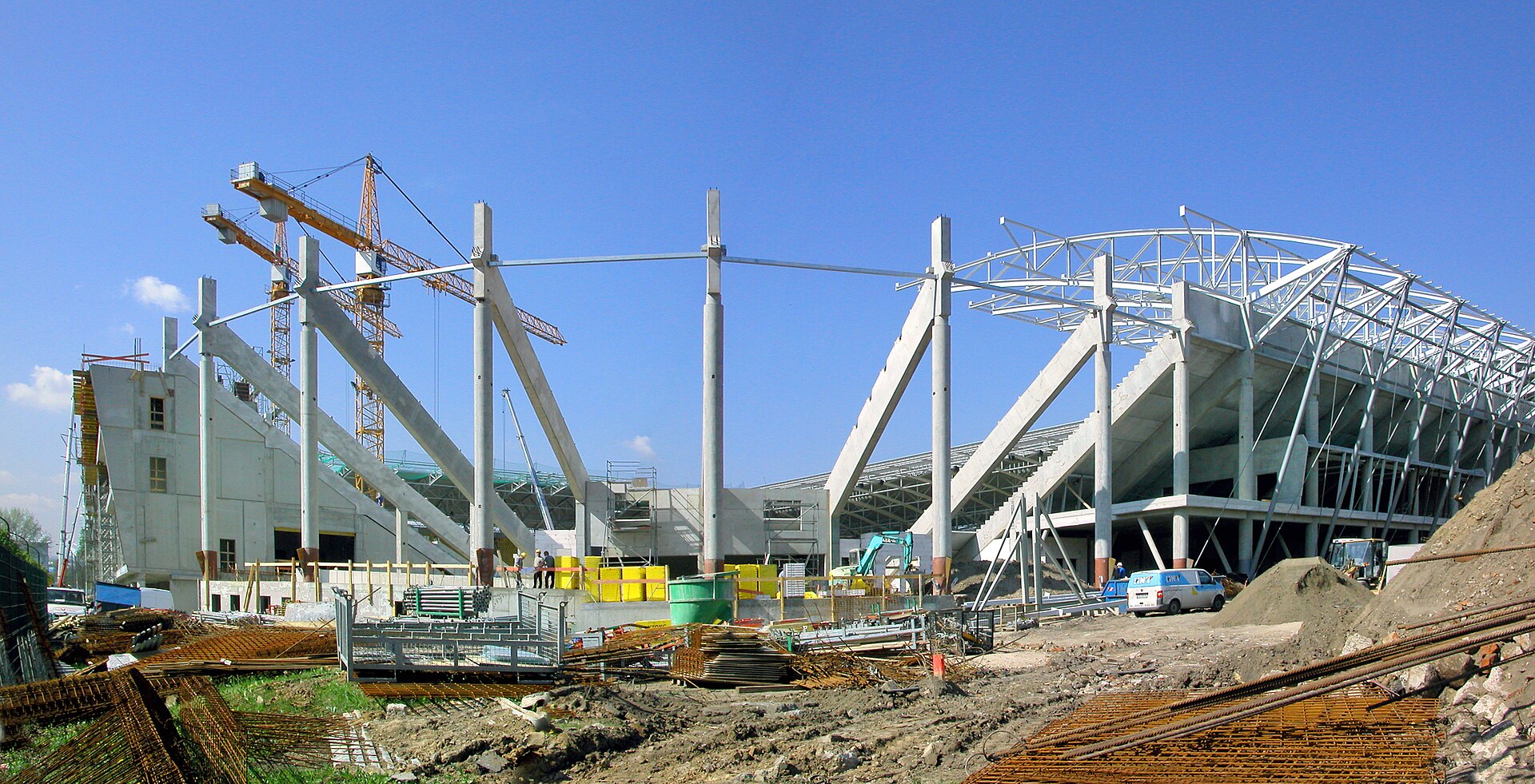 22.04.2009 01069 Dresden, Lennéstraße 12 (GMP: 51.040861,13.747974): Neubau des Rudolf-Harbig-Stadions am alten, nur gering verschobenen Standort, nach Plänen des Rostocker Architekten Martin Beyer. Offizieller Start für den Stadionumbau war am 19.11.2007, Eröffnung am 15.09.2009. Die historische Il