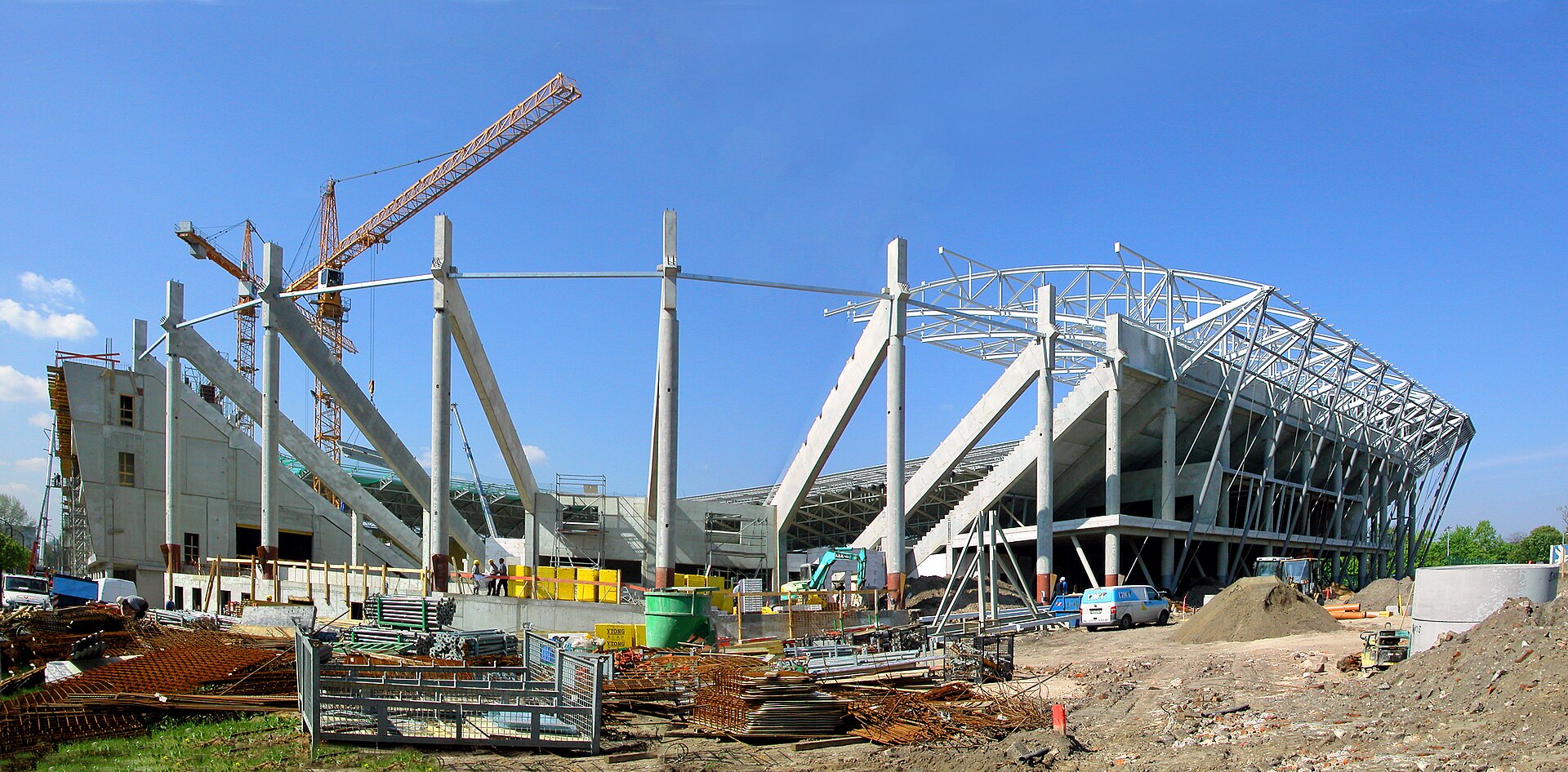 22.04.2009 01069 Dresden, Lennéstraße 12 (GMP: 51.040861,13.747974): Neubau des Rudolf-Harbig-Stadions am alten, nur gering verschobenen Standort, nach Plänen des Rostocker Architekten Martin Beyer. Offizieller Start für den Stadionumbau war am 19.11.2007, Eröffnung am 15.09.2009. Die historische Il