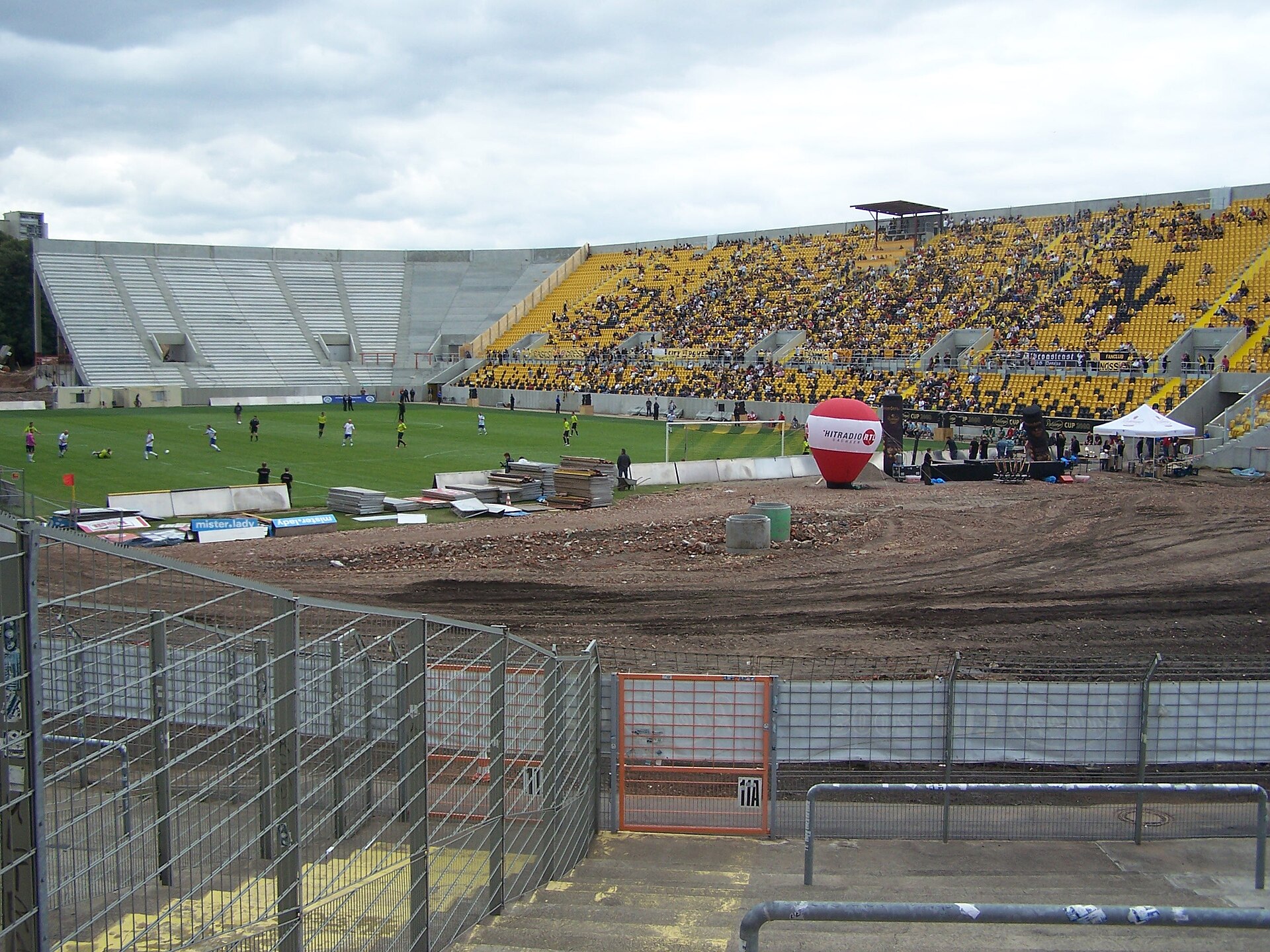 Einweihungstag der frisch fertiggestellten Westtribüne im Rudolf-Harbig-Stadion Dresden