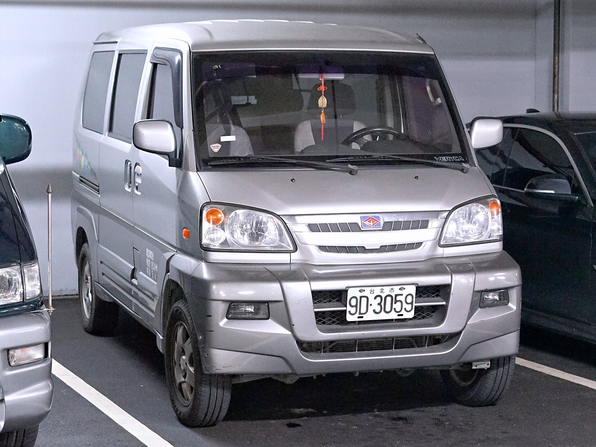 ​中華菱利Magic廂型車9D-3059車頭，停在新北市三重區綜合體育館地下一樓停車場。