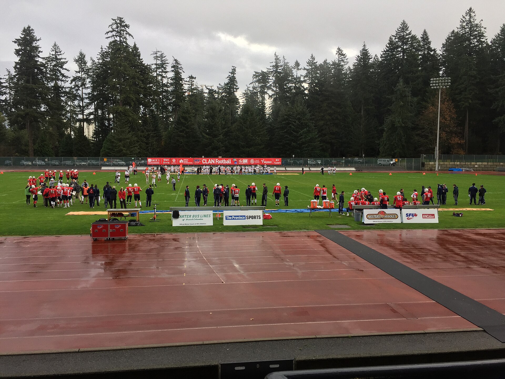 Un match du football américain entre Simon Fraser et Western Oregon au Stade Swangard le 12ème novembre 2016.