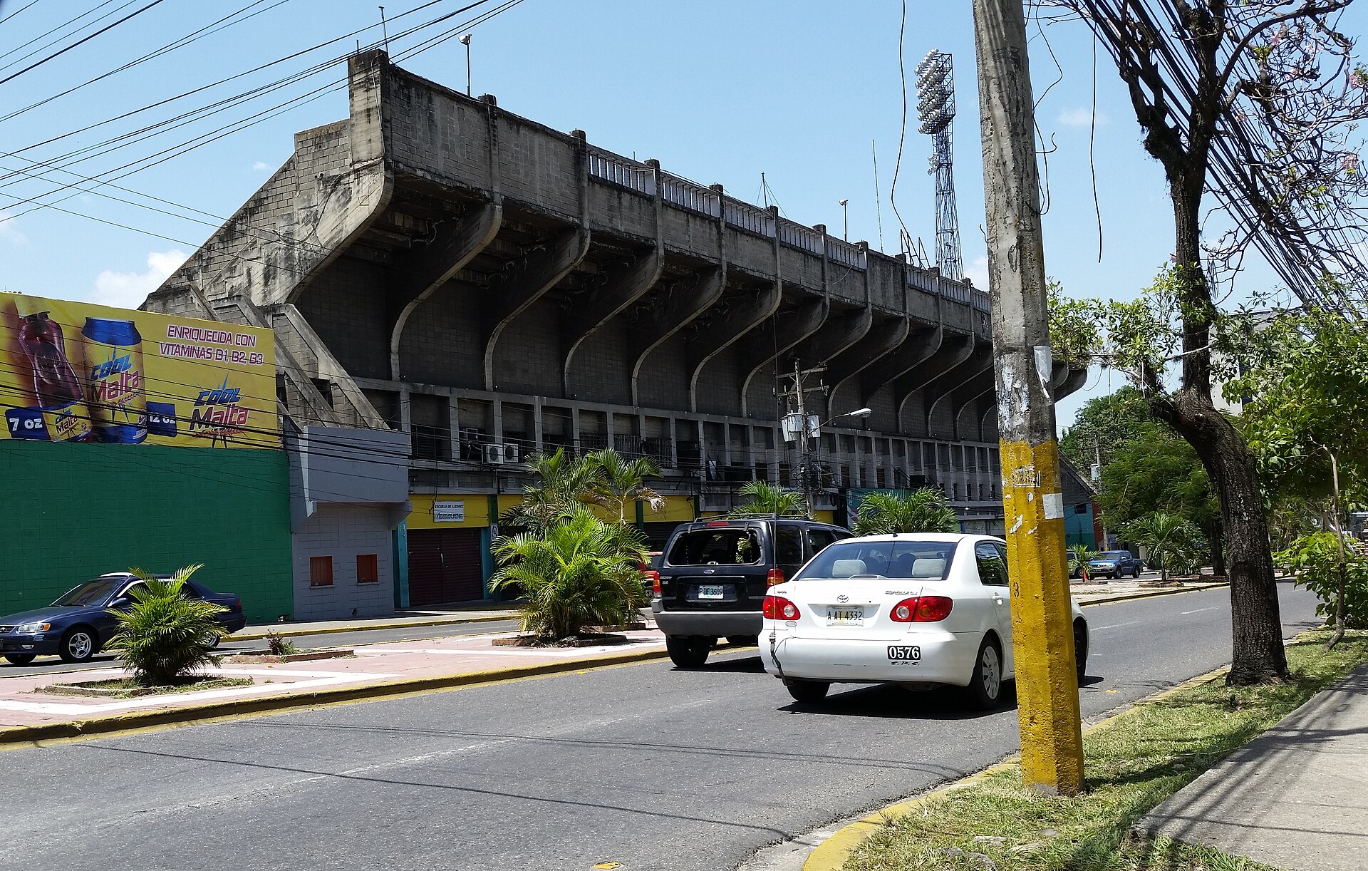 Sol Sur del Estadio Morazán en el Boulevard Morazán de San Pedro Sula