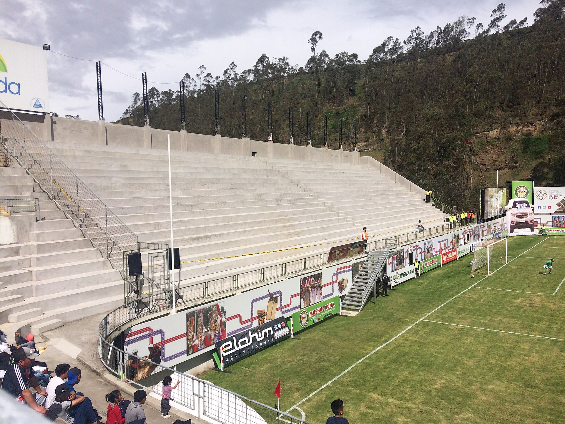 Es el estadio del equipo Mushuc Runa que se está construyendo, ésta es la bandeja norte.