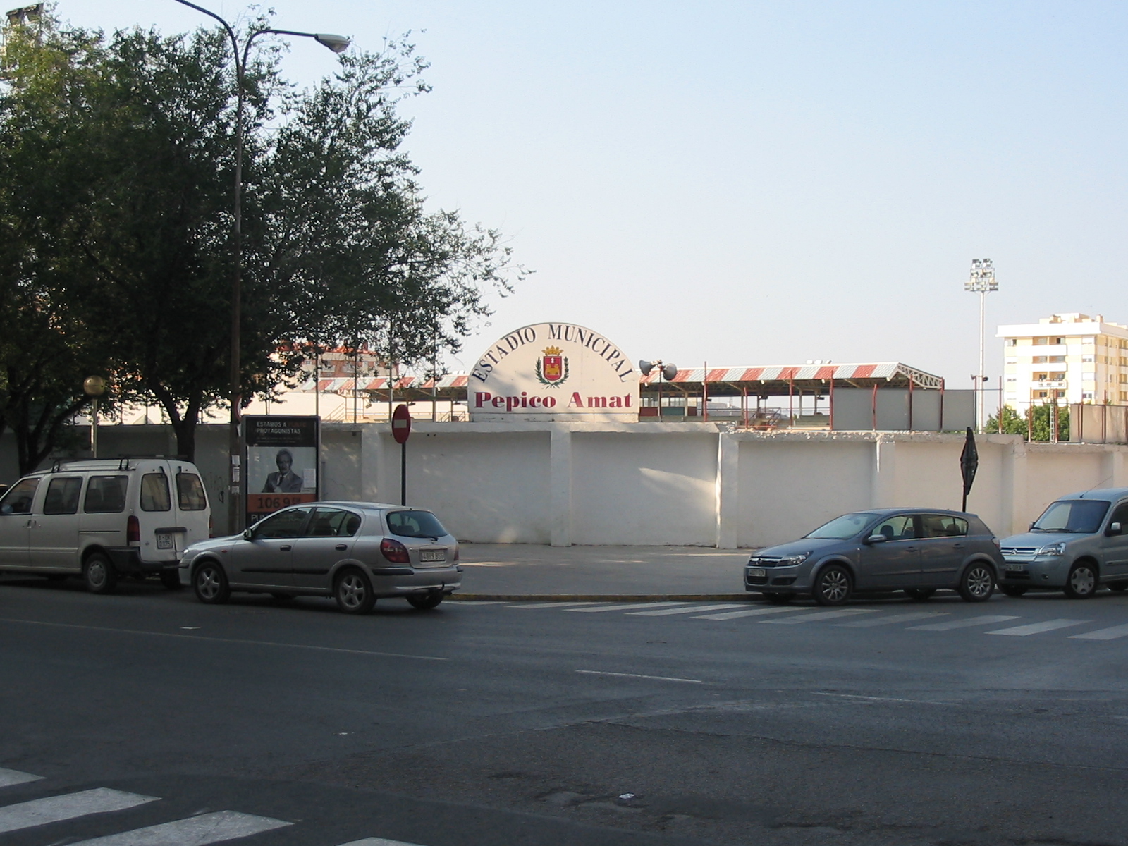 Fotografía de la fachada del campo de fútbol Pepico Amat de Elda, Alicante, España.