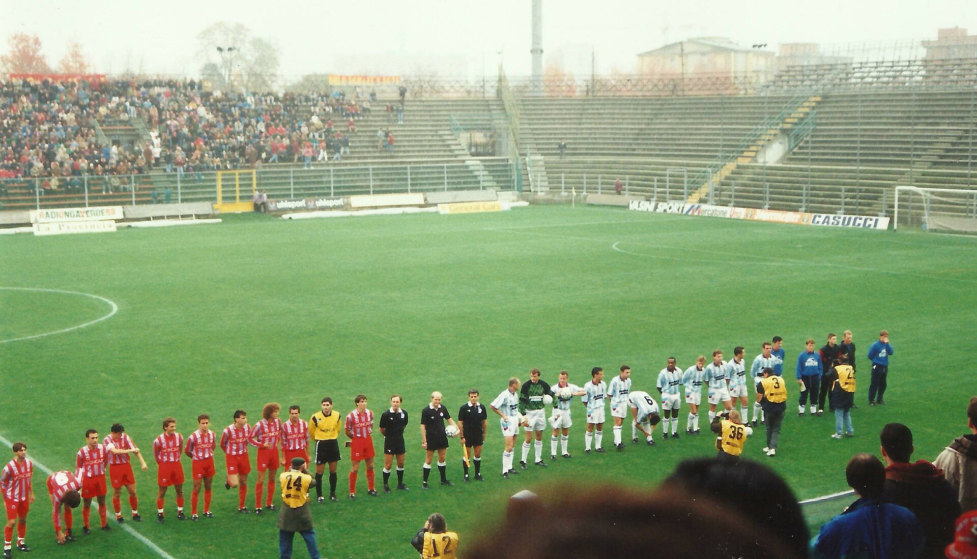 Cremonese, in red, line up at home against West Ham United in the Anglo-Italian Cup, 11 November 1992