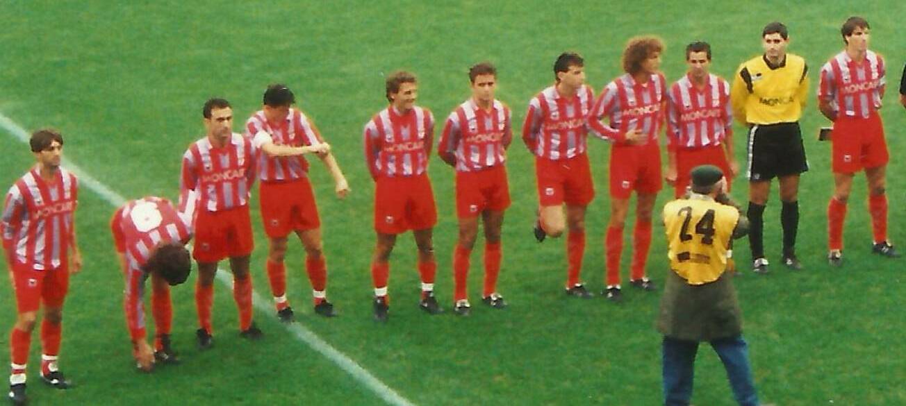 Cremonese, in red, line up at home against West Ham United in the Anglo-Italian Cup, 11 November 1992