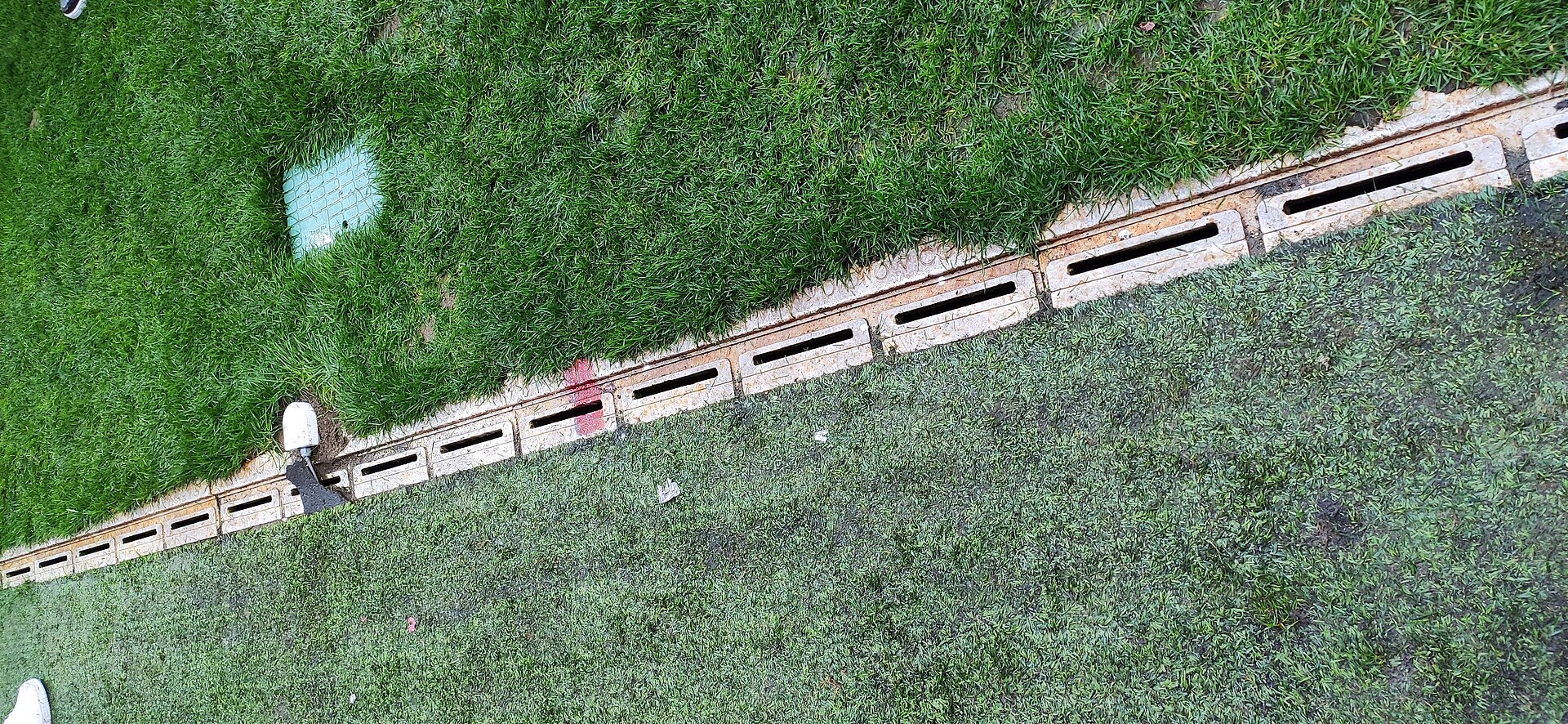 Samsun 19 Mayıs Stadyumu'nun saha kenarlarında bulunan yağmur suyu tahliye olukları.