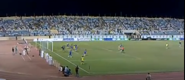 جمهور النصر السعودي في ملعب الأمير عبد الله بن جلوي في عام 2010، أثناء مبارة النصر ضد الفتح في الدوري السعودي للمحترفيين، في الأحساء في المملكة العربية السعودية.