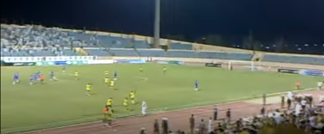 جمهور النصر السعودي في ملعب الأمير عبد الله بن جلوي في عام 2010، أثناء مبارة النصر ضد الفتح في الدوري السعودي للمحترفيين، في الأحساء في المملكة العربية السعودية.