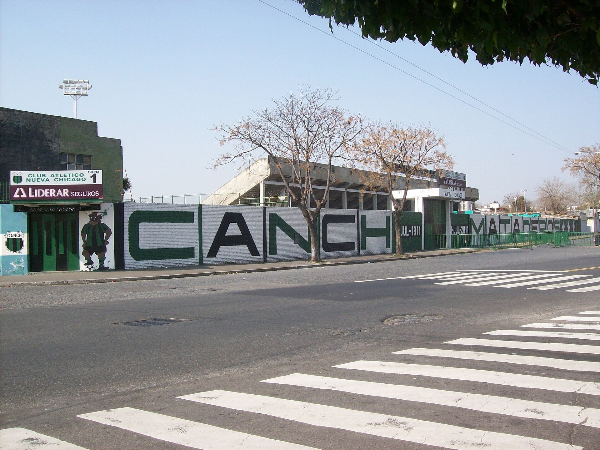 Cancha de Nueva Chicago desde Coronel Cárdenas y Justo Suárez