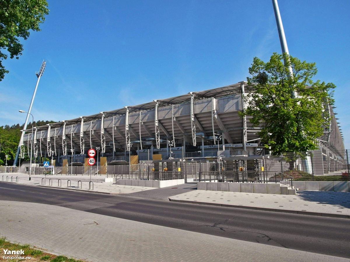 Widok trybun Stadionu Miejskiego (dawnego stadionu Bałtyku Gdynia) od strony ul. Stryjskiej.