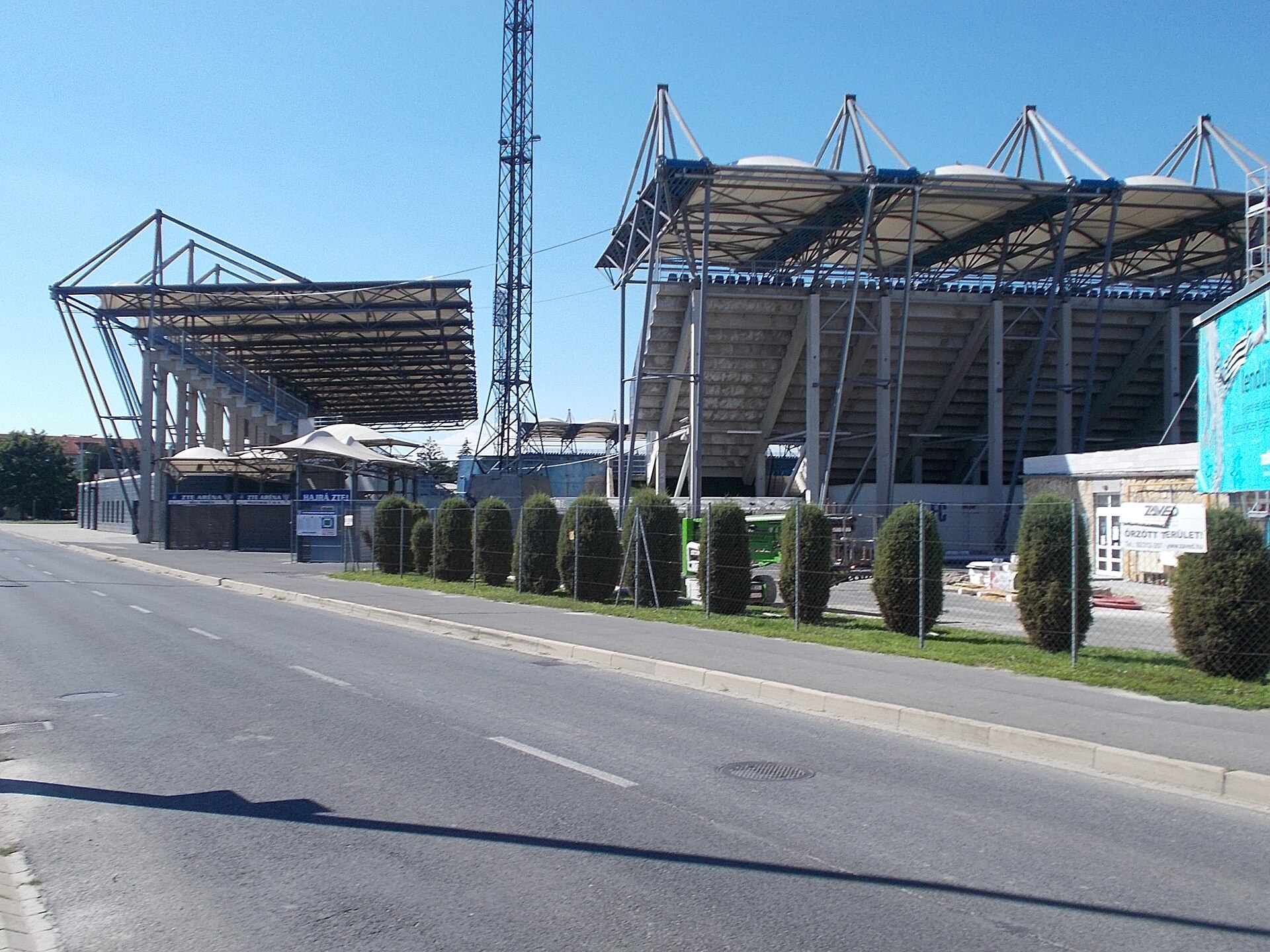: ZTE Arena, Southern and Easthern Grandstands Tower crane - Október 6. Square, Zalaegerszeg , Zala County , Hungary .